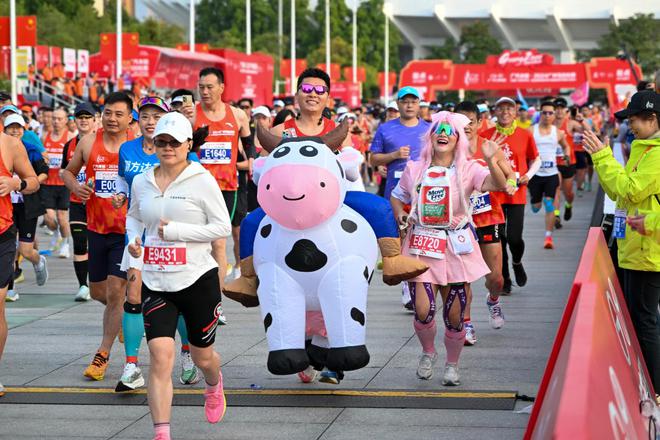 年终竞技宝JJB平台盘点丨赛事带动 体育消费热潮频起(图1)