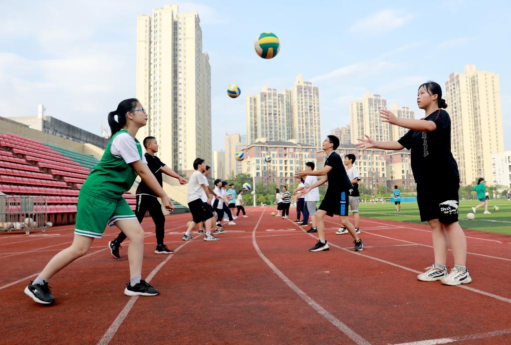 竞技宝JJBapp“每天一节体育课”太多了吗？为何设立刚性规定？(图2)