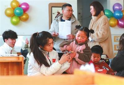 竞技宝JJB注册“这样的大哥哥大姐姐我们喜欢”(图2)
