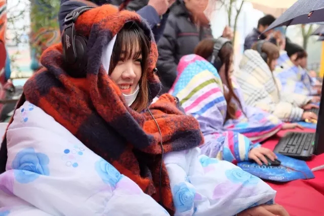 竞技宝JJBapp杭州乐园电竞比赛女神竟然裹棉被打游戏(图1)