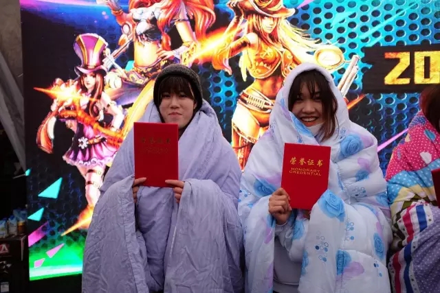 竞技宝JJBapp杭州乐园电竞比赛女神竟然裹棉被打游戏(图3)